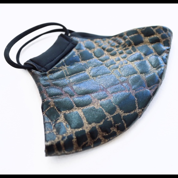 🖤✨ Black&Gold Croc Face Mask - Picture 4 of 4